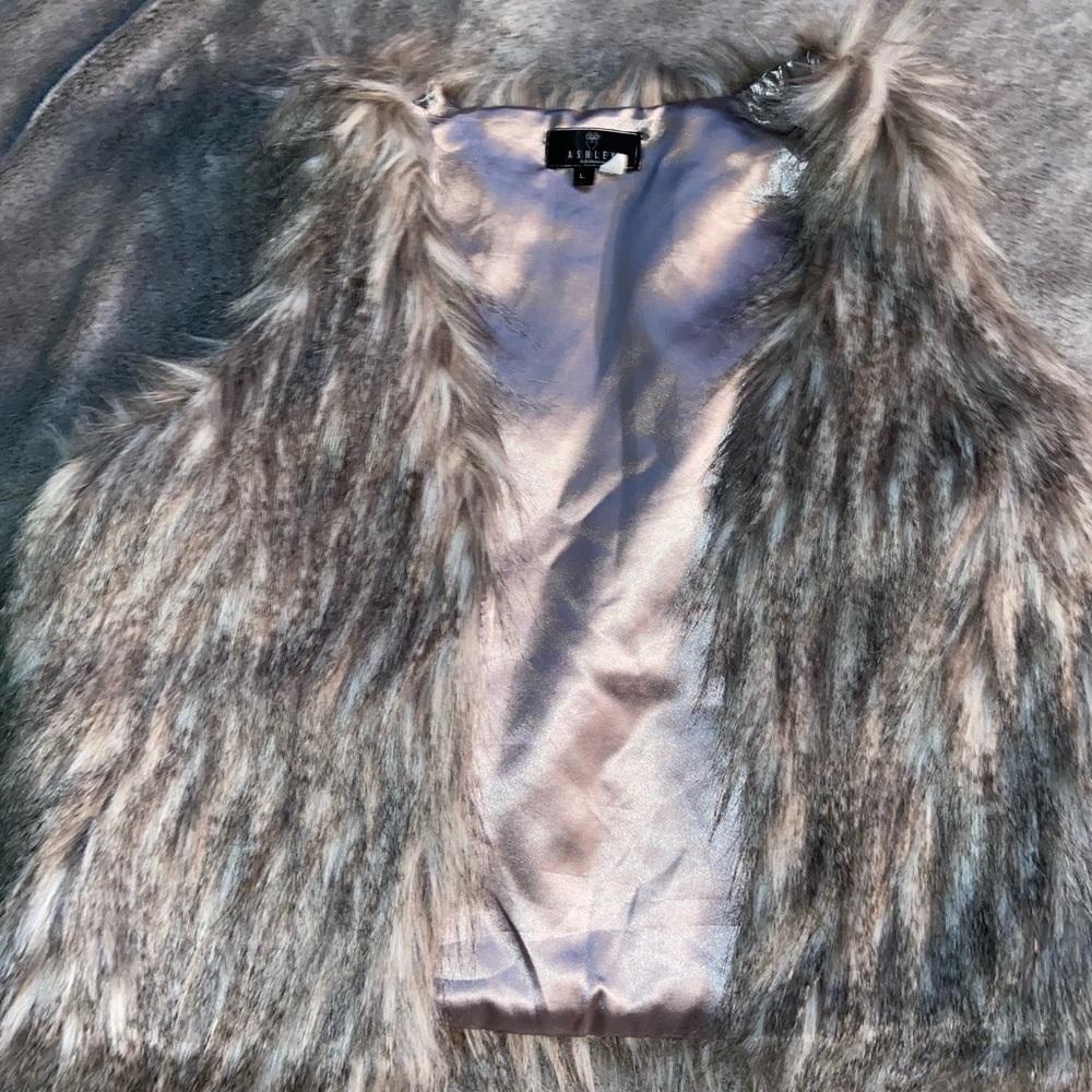 💕 5 items for $15 💕 fur vest